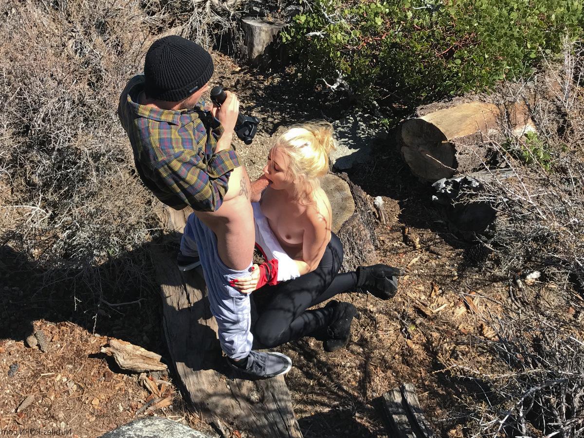 16P Adolescente rubia hace topless mientras chupa una polla cerca del tocón de un árbol