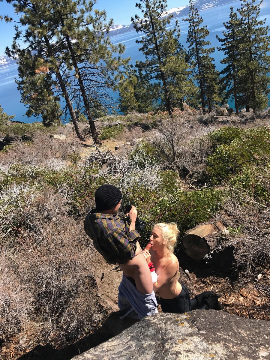 16P Adolescente rubia hace topless mientras chupa una polla cerca del tocón de un árbol