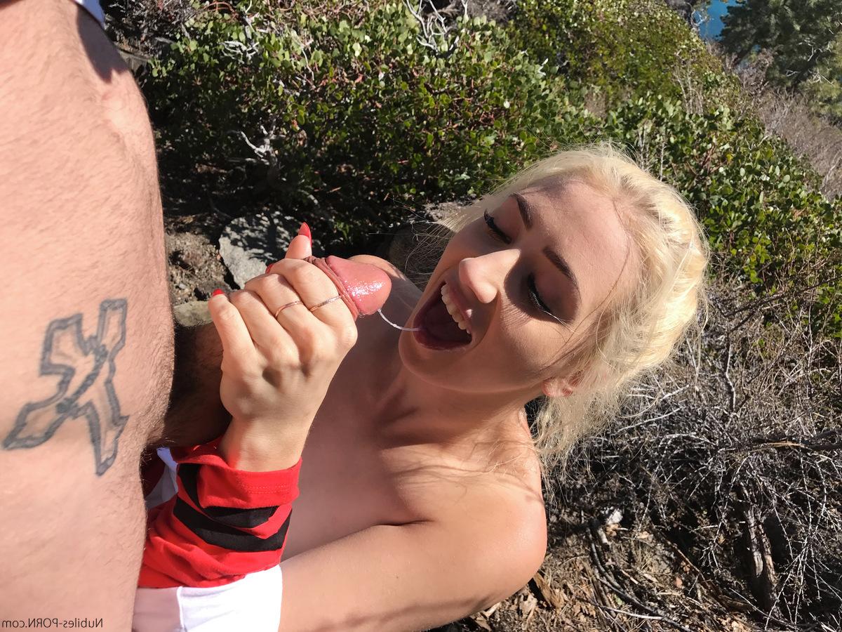 16P Adolescente rubia hace topless mientras chupa una polla cerca del tocón de un árbol