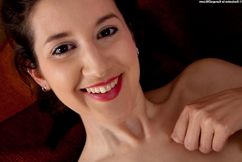 16P Die langbeinige brünette Mutter Tiffanny enthüllt beim Ausziehen ihre kleinen Titten und ihren Busch