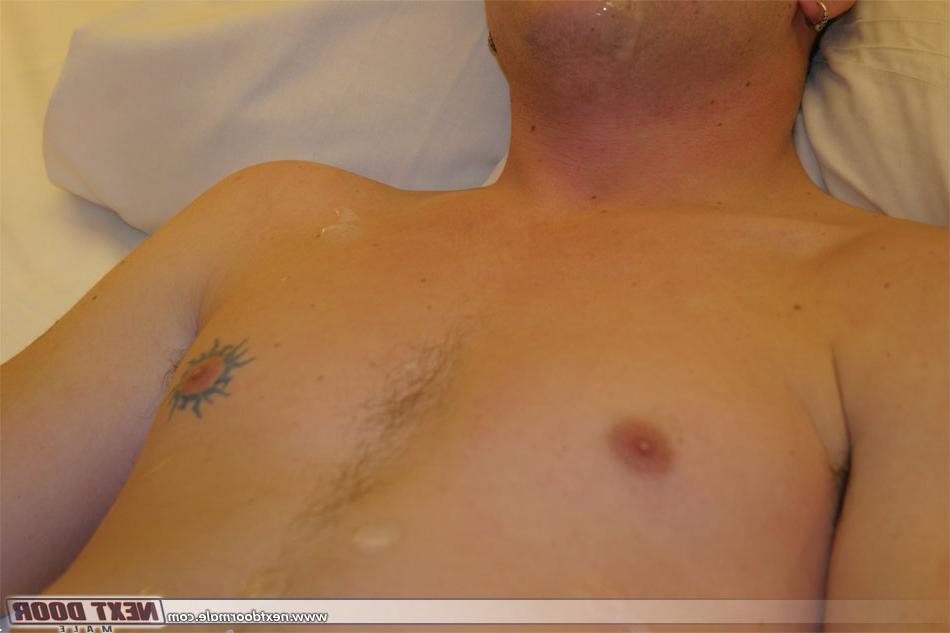 20P Gay athlétique tatoué, Joey laisse tomber son jean et attrape sa bite sur un lit