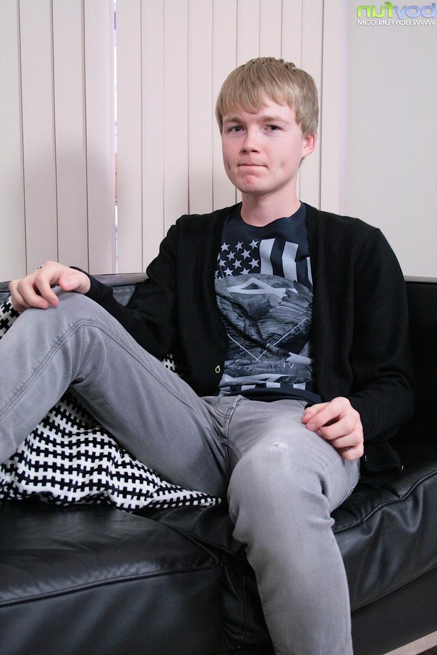 20P O jovem loiro Tyler Manson mostra suas bolas grandes enquanto sacode seu pau duro