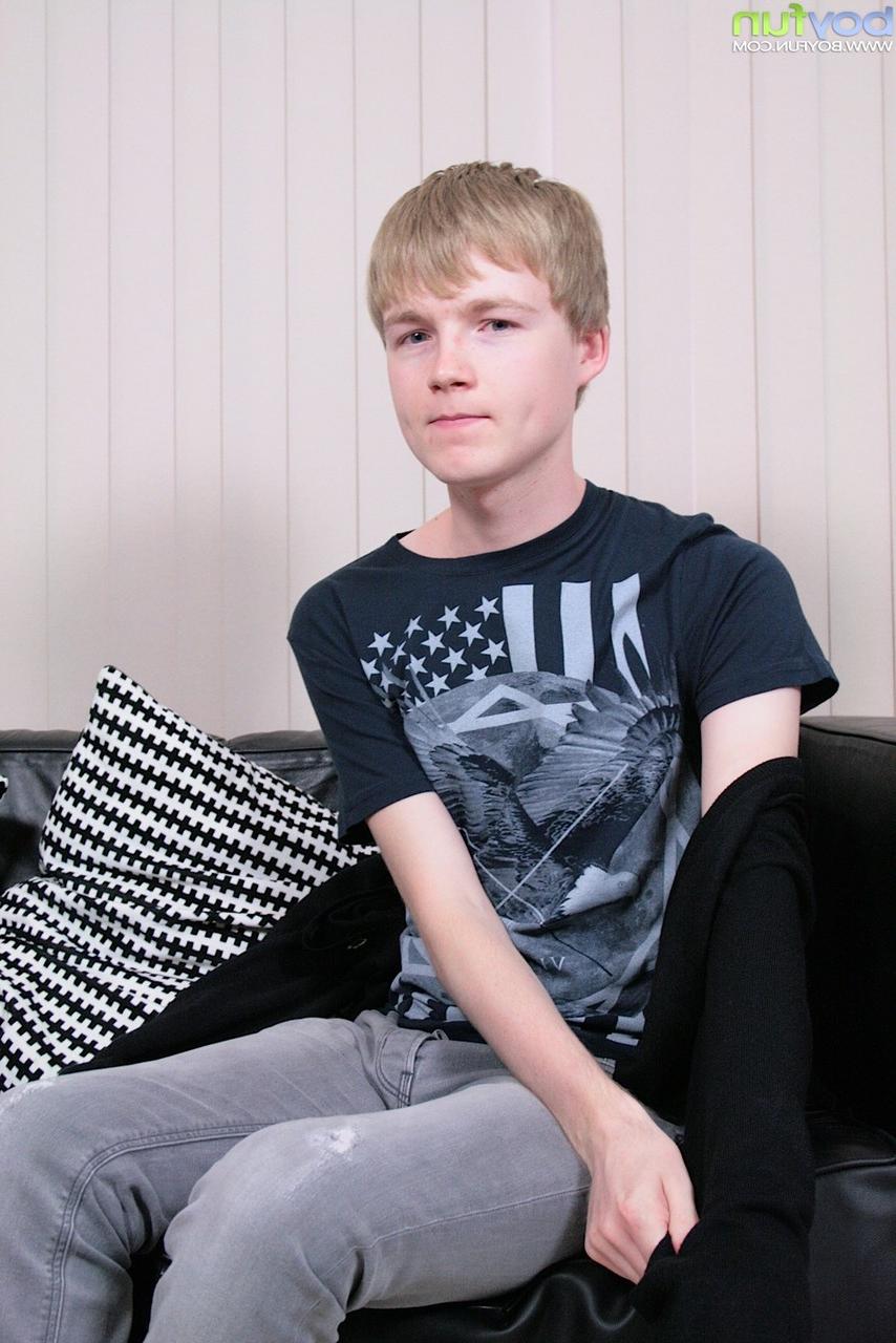 20P O jovem loiro Tyler Manson mostra suas bolas grandes enquanto sacode seu pau duro