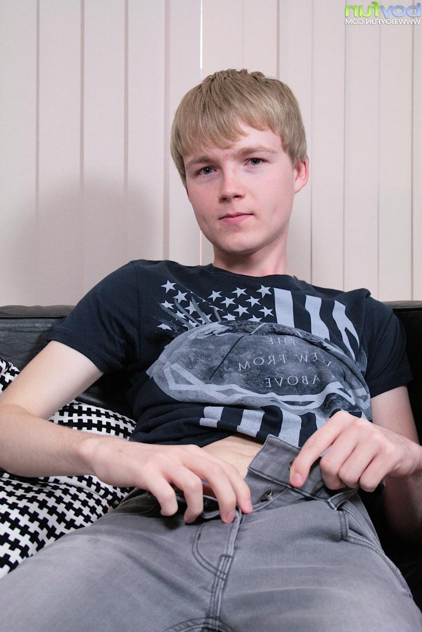 20P O jovem loiro Tyler Manson mostra suas bolas grandes enquanto sacode seu pau duro