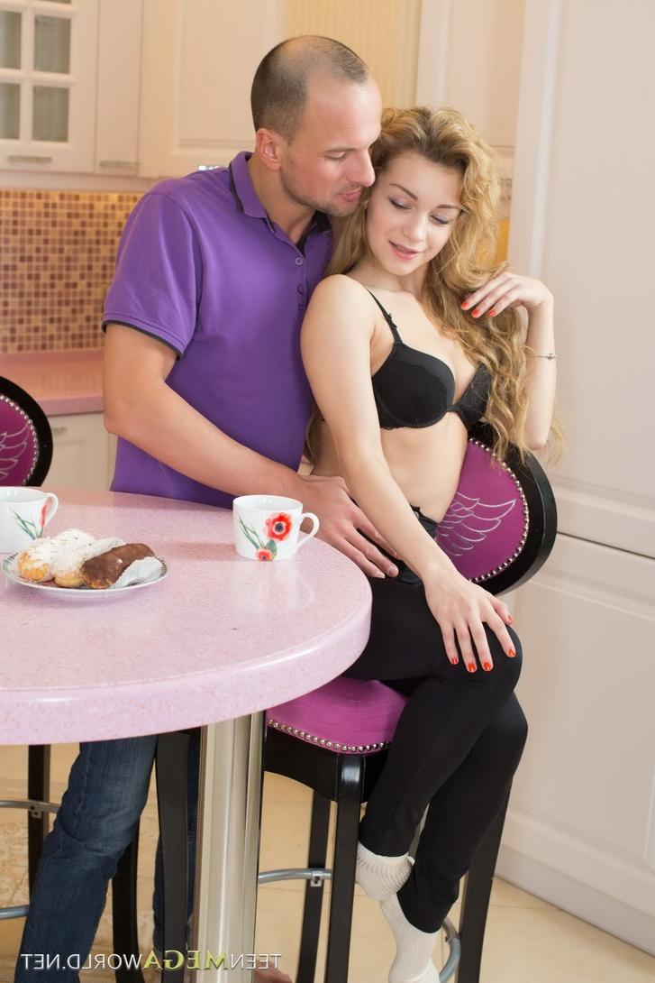 16P La joven rubia delgada Soniy Sweet recibe un collar de perlas después de follar