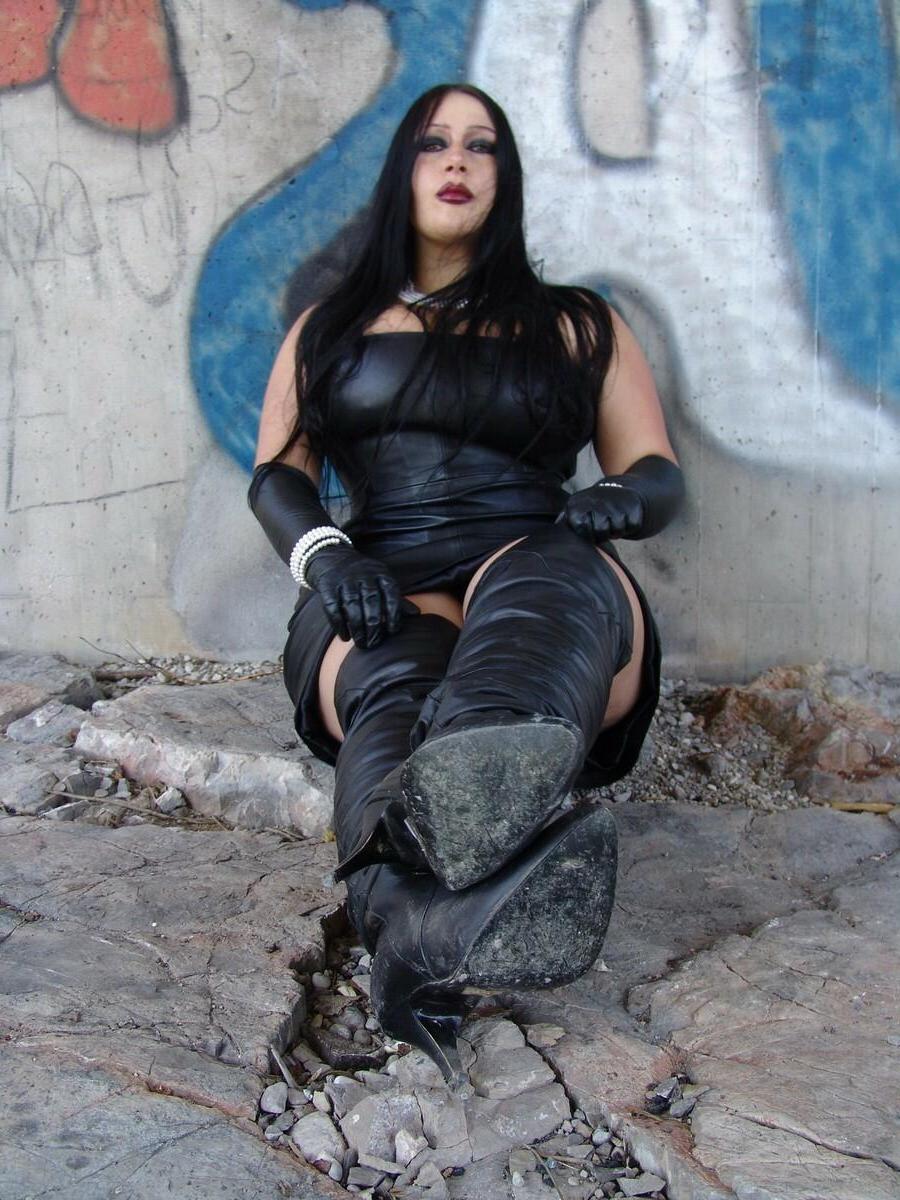 16P Goth woman Lady Angelina smokes while loosing her tits and twat under a bridge