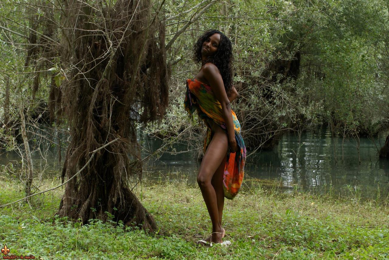 16P Celia, une fille noire, montre son vagin pendant qu'elle pose près d'un marais.