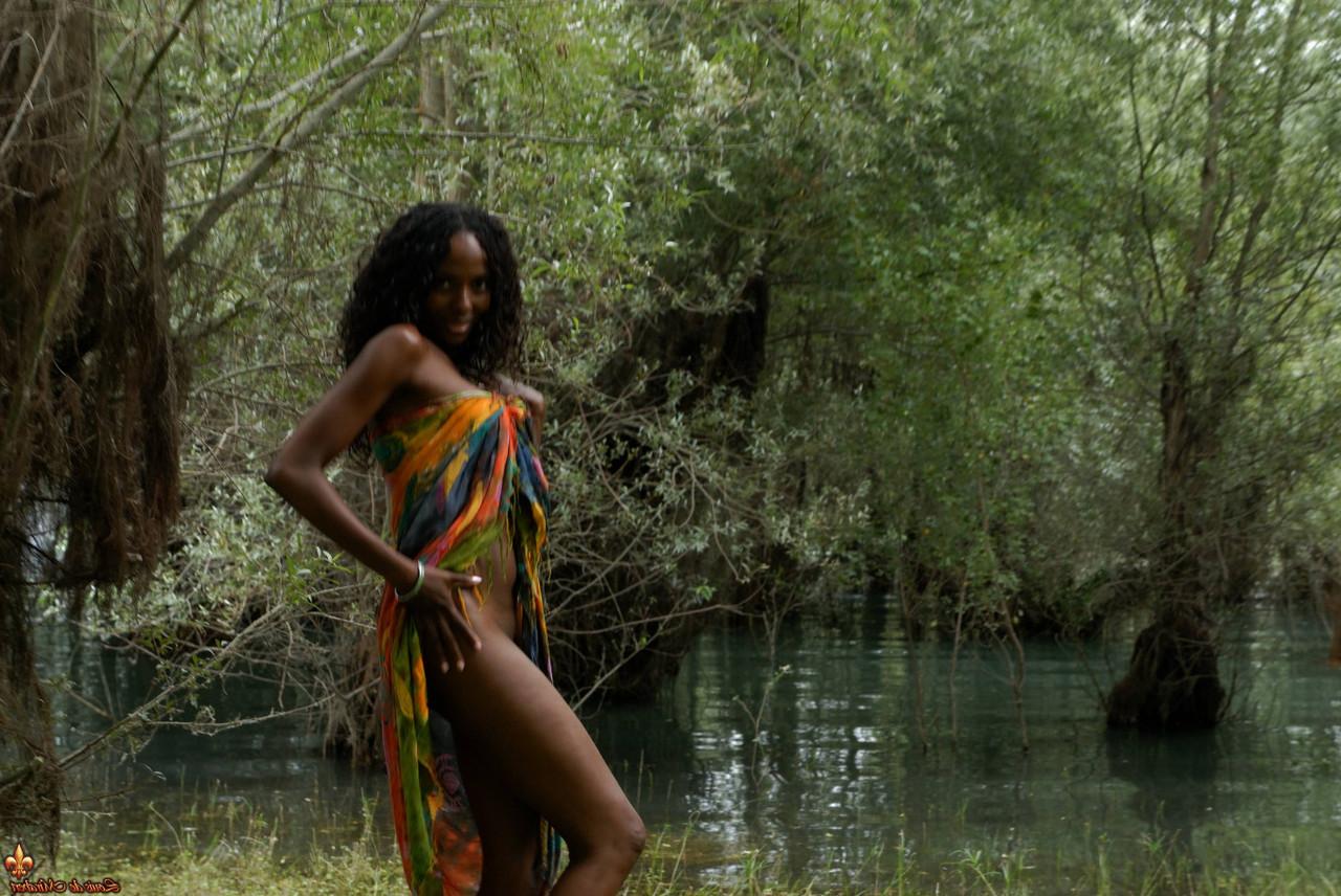 16P Celia, une fille noire, montre son vagin pendant qu'elle pose près d'un marais.