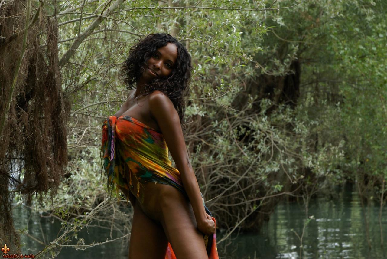 16P Celia, une fille noire, montre son vagin pendant qu'elle pose près d'un marais.