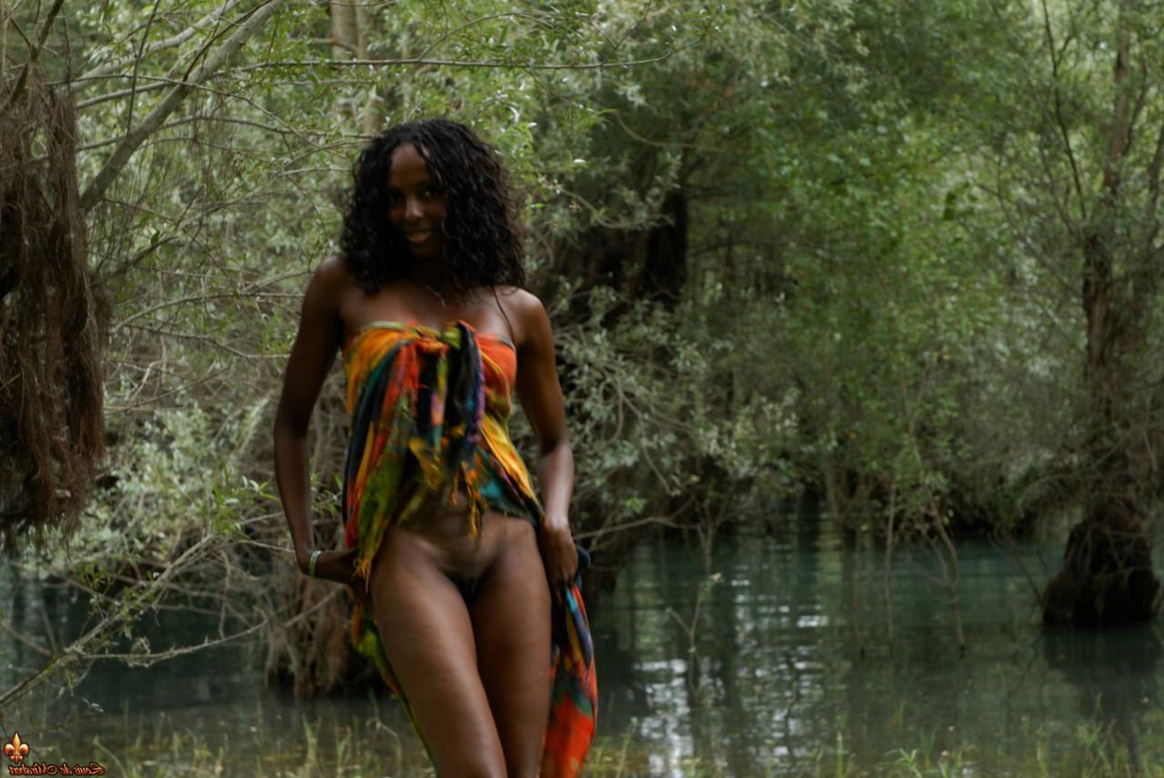 16P Celia, une fille noire, montre son vagin pendant qu'elle pose près d'un marais.