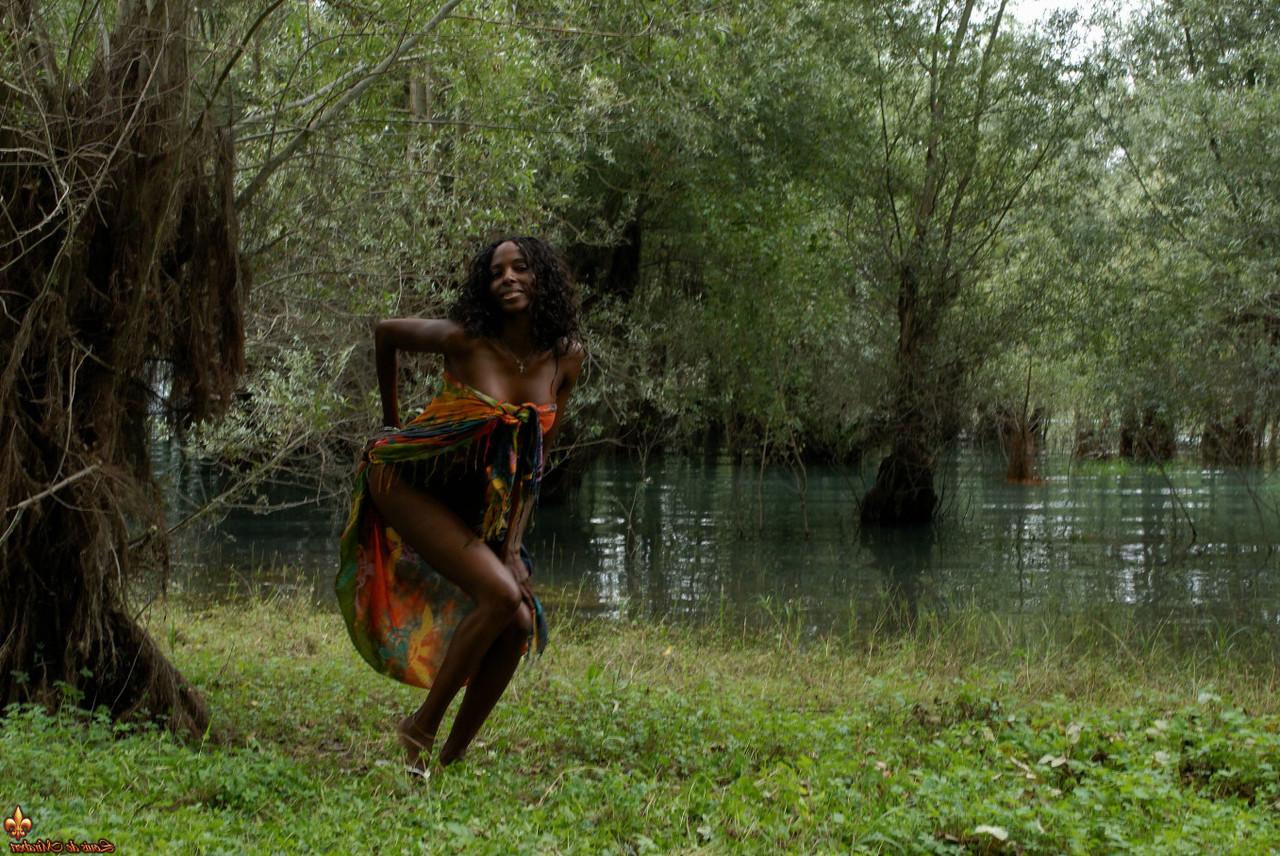 16P Celia, une fille noire, montre son vagin pendant qu'elle pose près d'un marais.