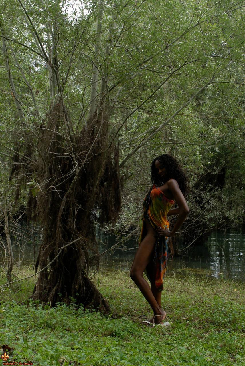 16P Celia, une fille noire, montre son vagin pendant qu'elle pose près d'un marais.