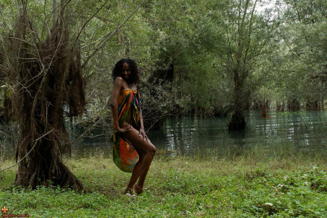 16P Celia, une fille noire, montre son vagin pendant qu'elle pose près d'un marais.