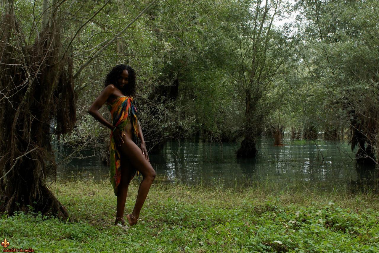 16P Celia, une fille noire, montre son vagin pendant qu'elle pose près d'un marais.