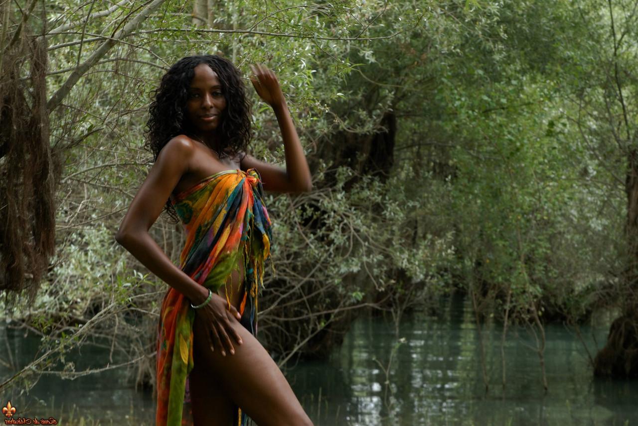 16P Celia, une fille noire, montre son vagin pendant qu'elle pose près d'un marais.