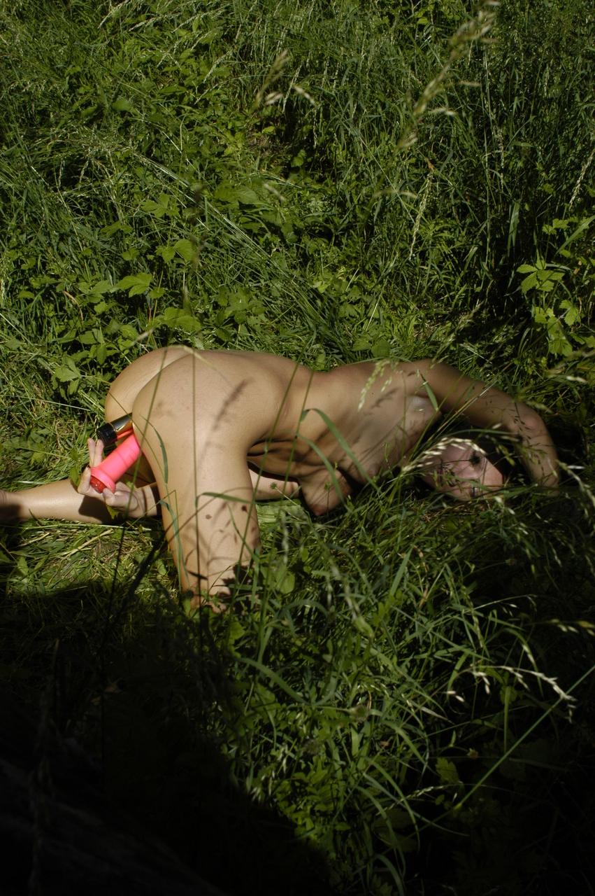 17P La joven desnuda Uta Sch alcanza el orgasmo sobre la hierba verde con su juguete