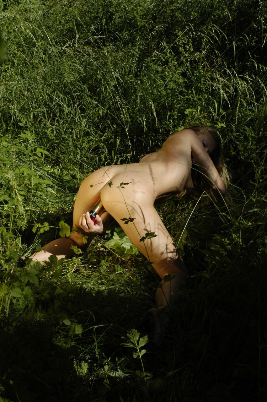 17P La joven desnuda Uta Sch alcanza el orgasmo sobre la hierba verde con su juguete