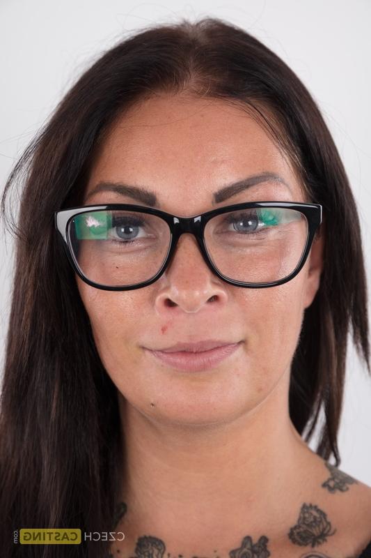 20P Niky, die zum ersten Mal dabei ist, behält ihre Brille auf, während sie sich komplett auszieht