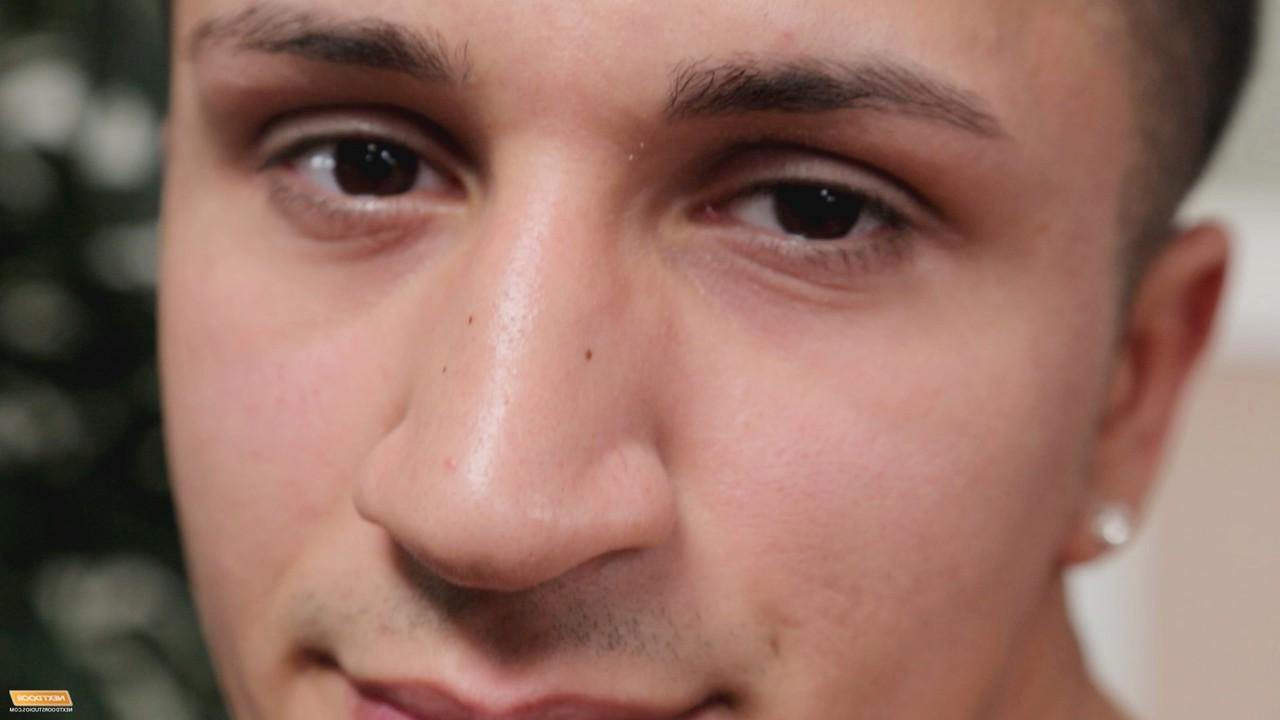20P O pedaço gay com tinta Dominic Palmer puxa seu grande pau duro enquanto está nu em seu sofá