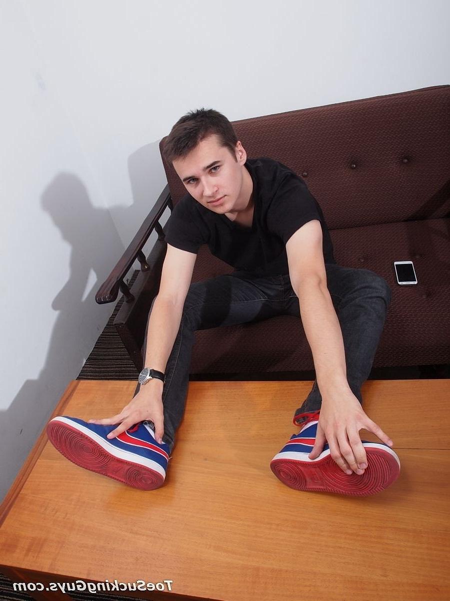 20P La página gay sexy expone sus pies y huele sus calcetines antes de masturbarse