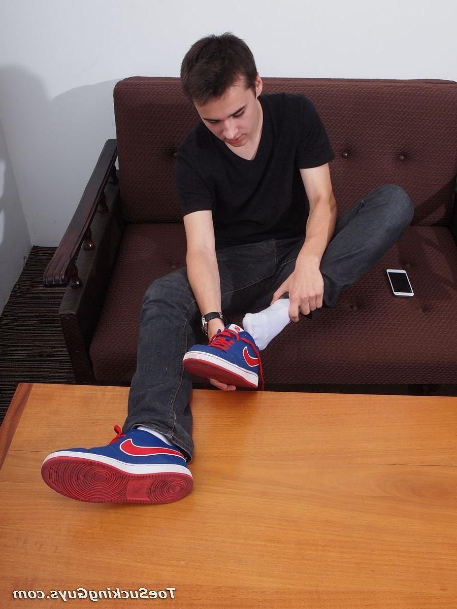 20P La página gay sexy expone sus pies y huele sus calcetines antes de masturbarse