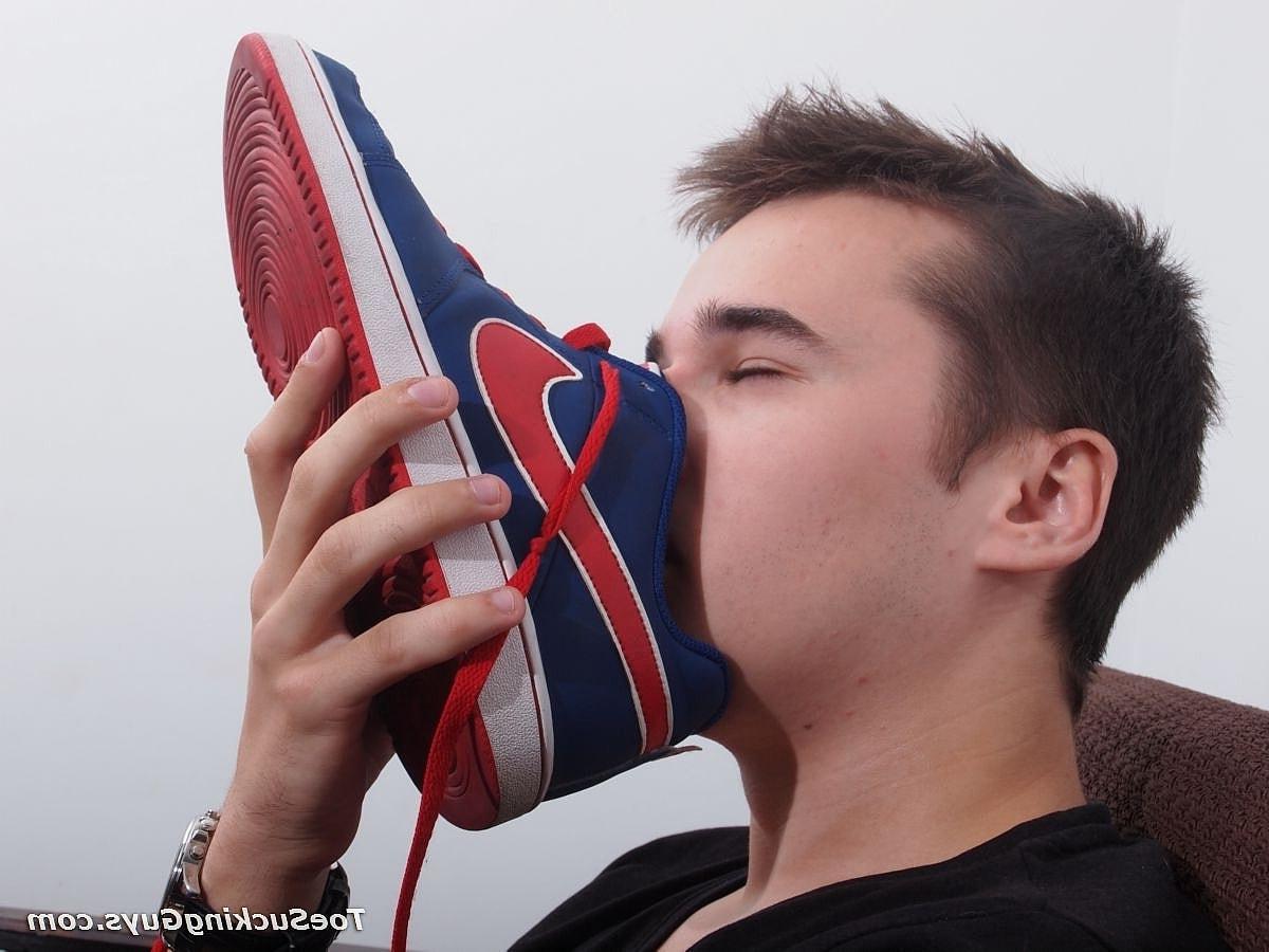 20P La página gay sexy expone sus pies y huele sus calcetines antes de masturbarse