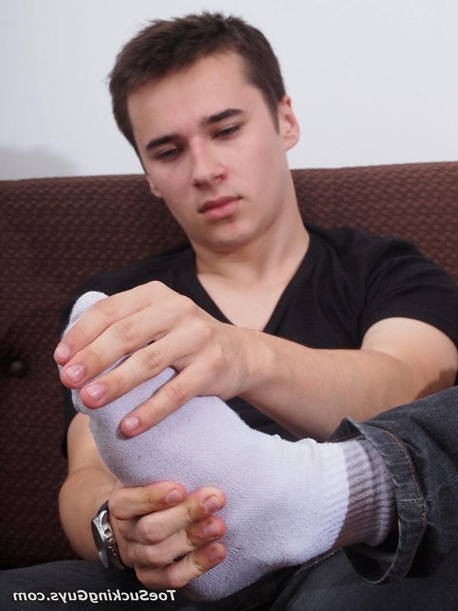 20P La página gay sexy expone sus pies y huele sus calcetines antes de masturbarse
