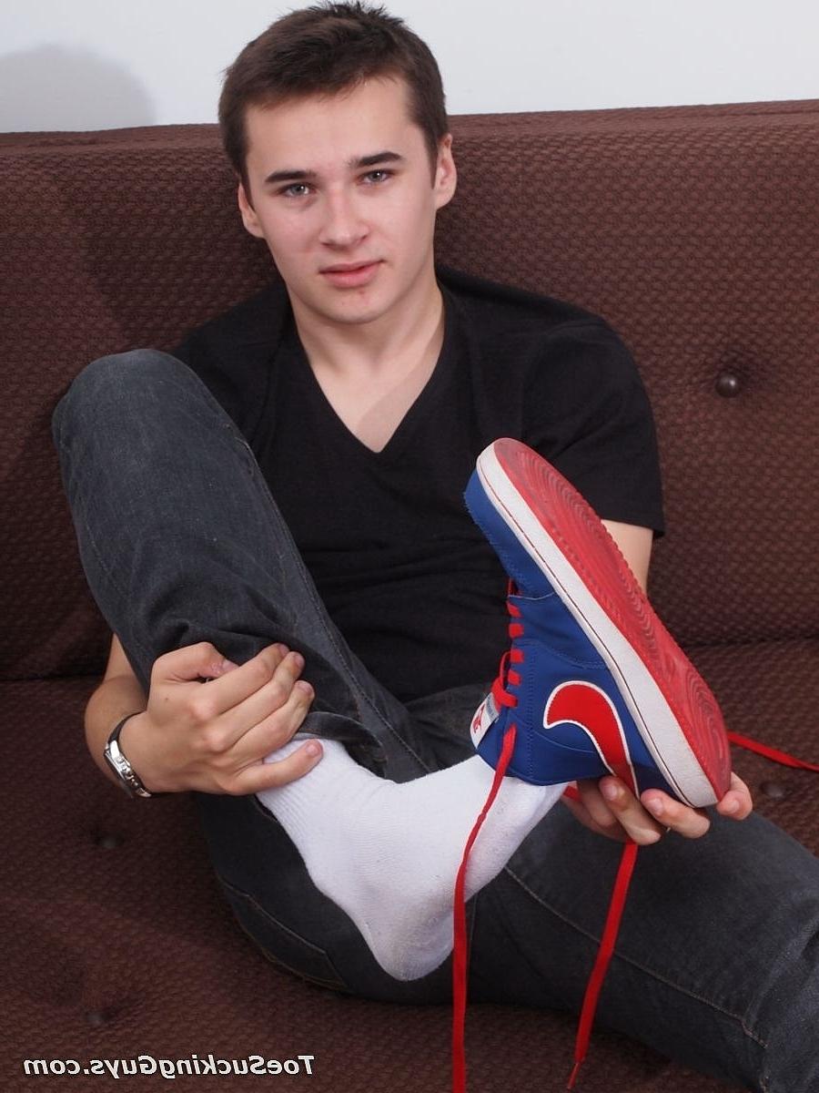 20P La página gay sexy expone sus pies y huele sus calcetines antes de masturbarse