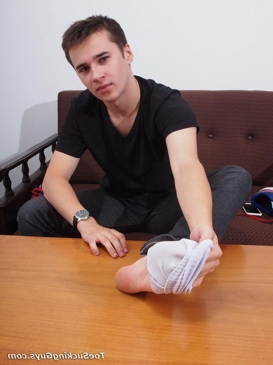 20P La página gay sexy expone sus pies y huele sus calcetines antes de masturbarse