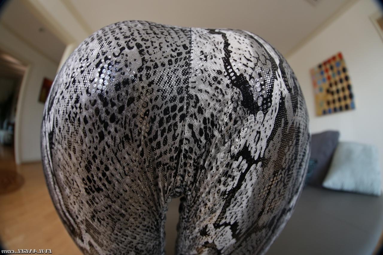 17P Die heiße portugiesische Blondine Erica Fontes bekommt Sperma auf ihre Spandex-Leggings