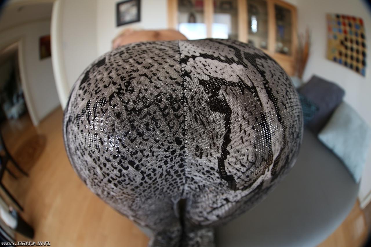 17P Die heiße portugiesische Blondine Erica Fontes bekommt Sperma auf ihre Spandex-Leggings