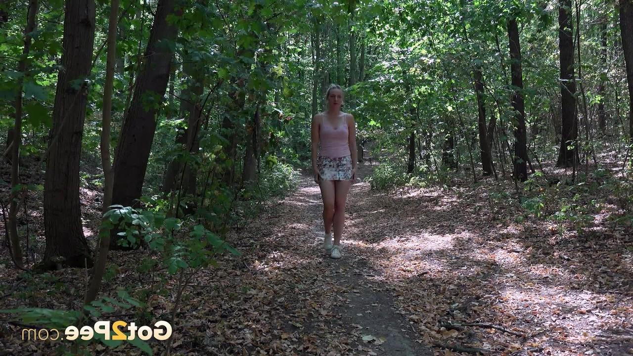 15P Bianca Ferrero, une fille caucasienne, pisse en marchant dans une forêt