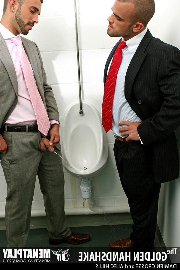 16P Empresários gays gostosos Alec Hills e Damien Crosse transando no banheiro público