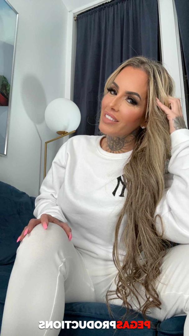 20P La MILF sexy Pamela Kayne exhibe ses gros seins et son cul et séduit un mec.