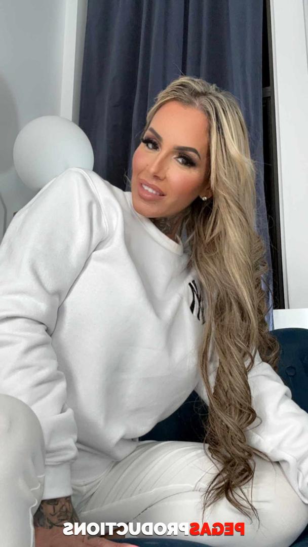 20P La MILF sexy Pamela Kayne exhibe ses gros seins et son cul et séduit un mec.