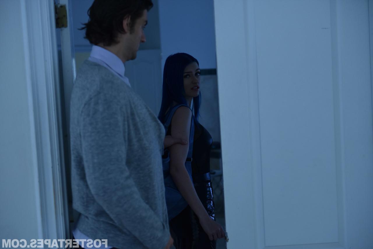 20P La jeune femme aux gros seins Jewelz Blu et la MILF blonde Aaliyah Love partagent une bite.