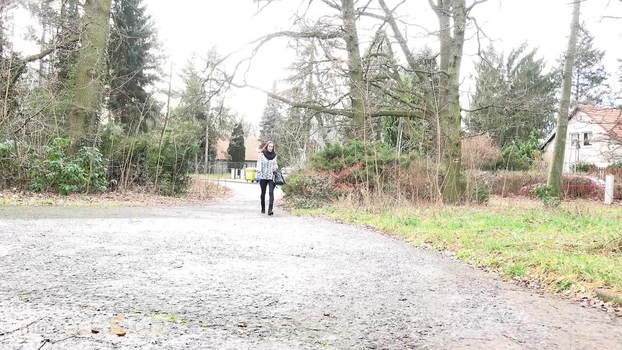 15P La gentille fille Cynthia Vellons baisse ses leggings noirs pour faire pipi contre un arbre.