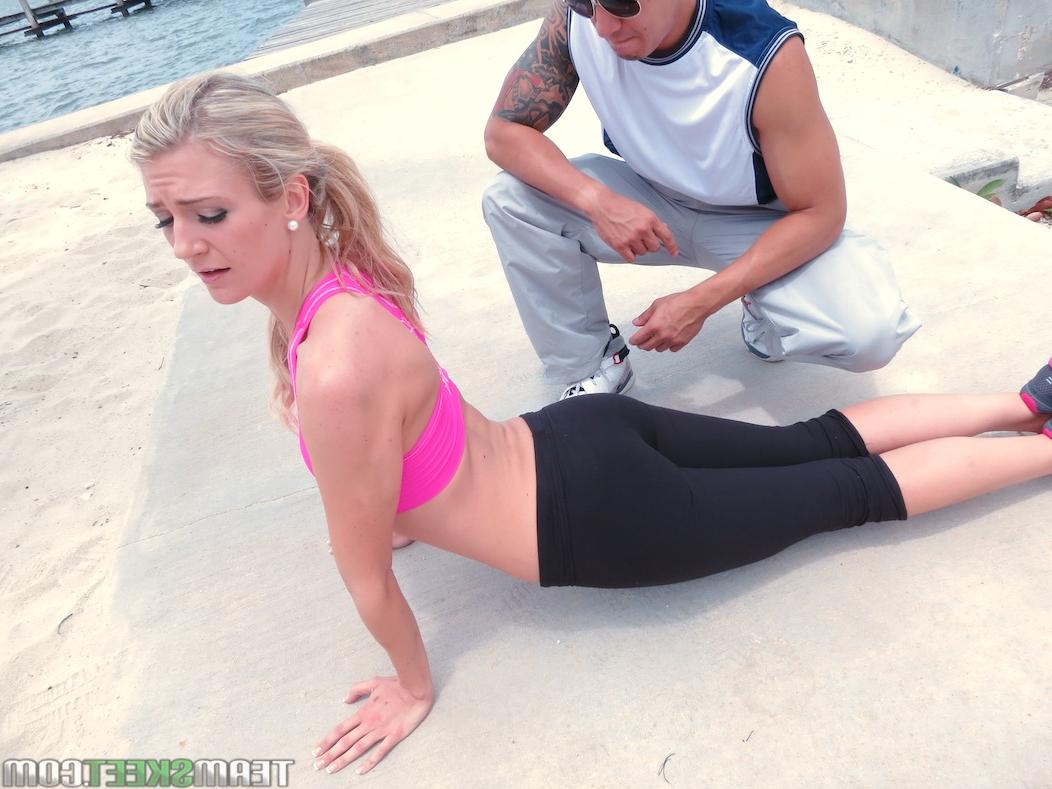 19P Toned Amanda Tate contorts to suck yoga instructor's cock for after class fuck
