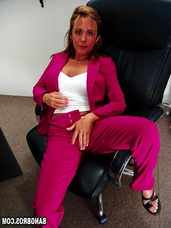 20P La superbe cougar Brooke dévoile ses gros seins et exhibe ses gros fesses au travail.