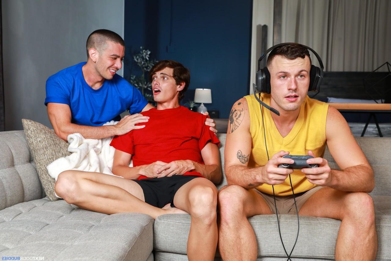 20P Muskulöse schwule Amateure ziehen sich aus und bumsen hart in Bareback-Couch-Action