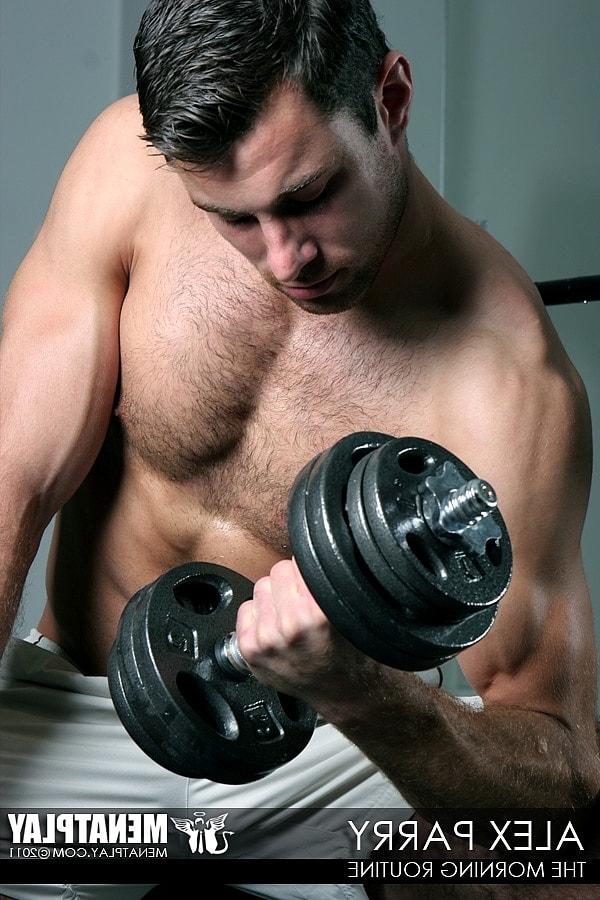 15P Alex Parry, bodybuilder gay pervers, dévoile son corps chaud et sa longue bite