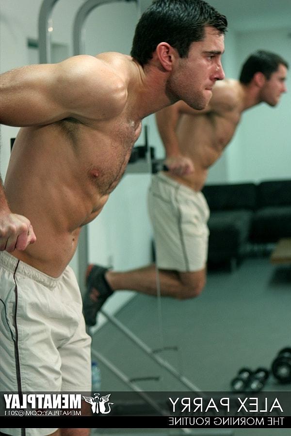 15P Alex Parry, bodybuilder gay pervers, dévoile son corps chaud et sa longue bite