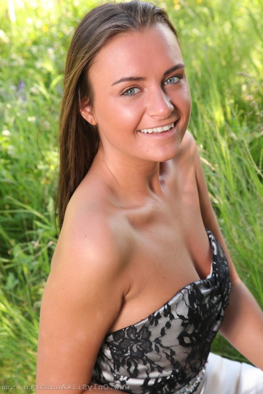 20P Babe Siobhan Murray tira a roupa ao ar livre e expõe seu corpo quente em lingerie