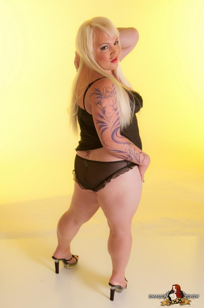 12P Wendy Williams XXX aufgeführt von Michelle Austin Black Dress Naked Images