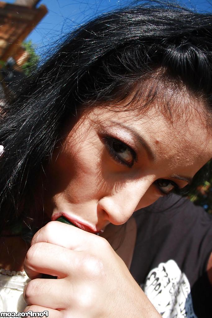 16P A la latina Kimberly Gates le encanta hacer mamadas de garganta profunda