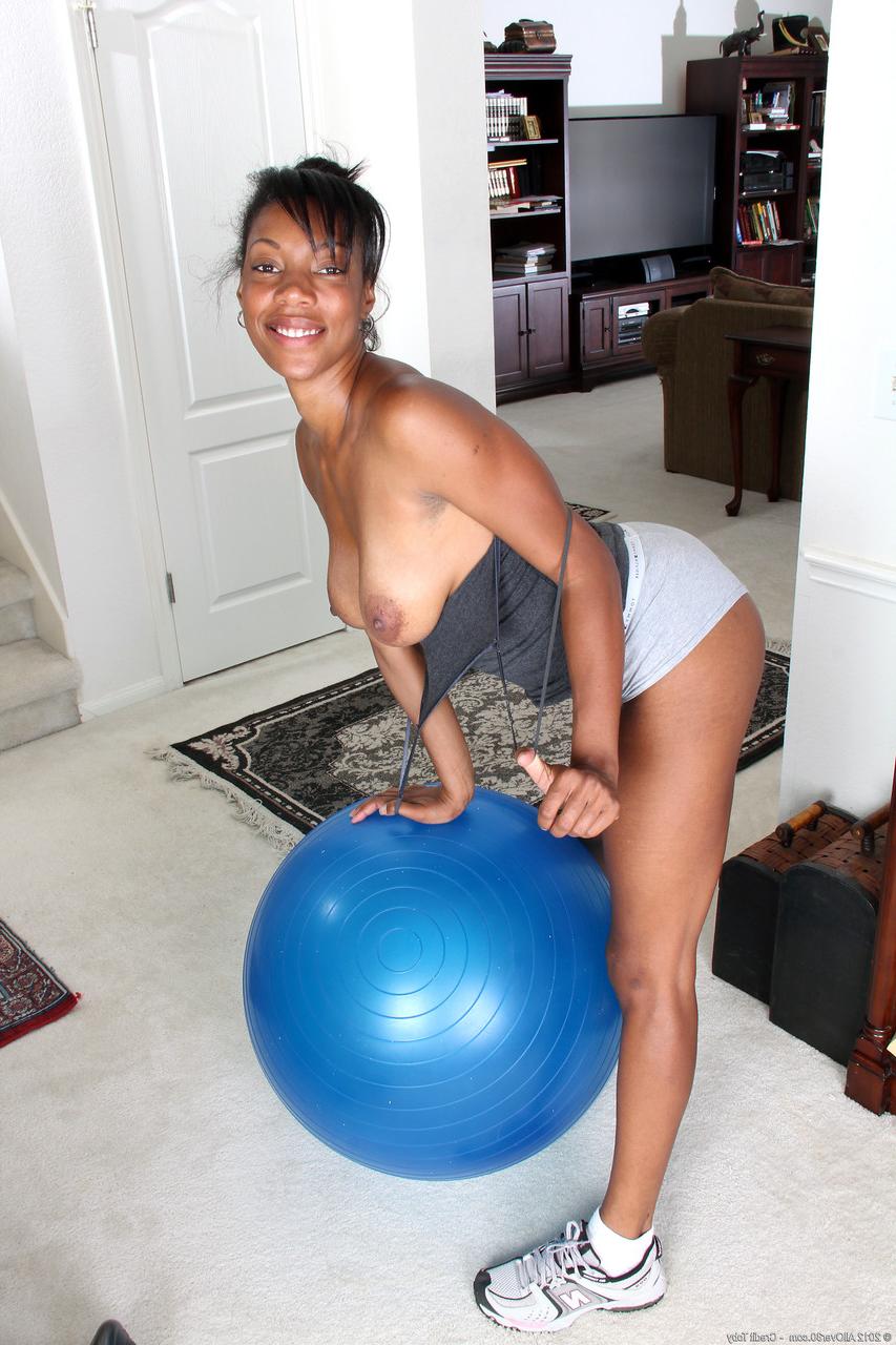 20P Jayden, une MILF en forme d'ébène, dévoile ses gros seins et sa chatte gonflée après son entraînement.