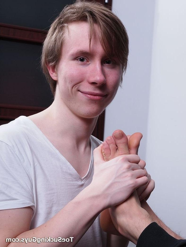 20P Gays excitados com fetiche por pés Chav e Kyle se masturbando e chupando o dedo do pé