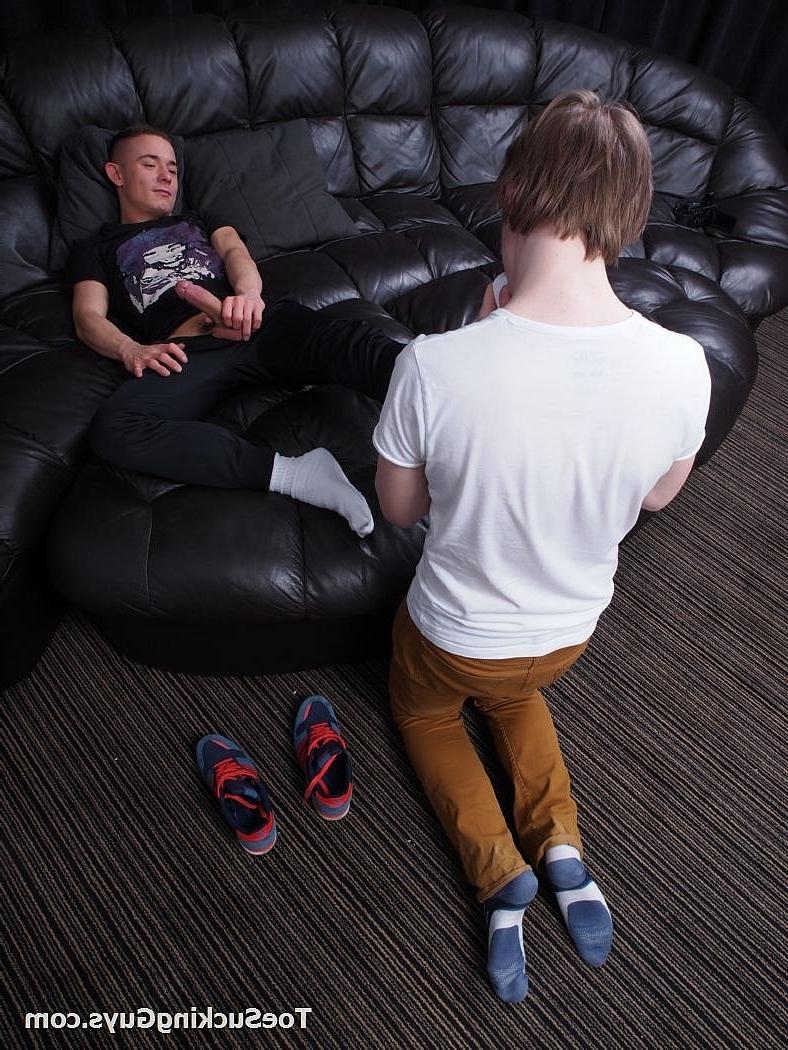 20P Gays excitados com fetiche por pés Chav e Kyle se masturbando e chupando o dedo do pé