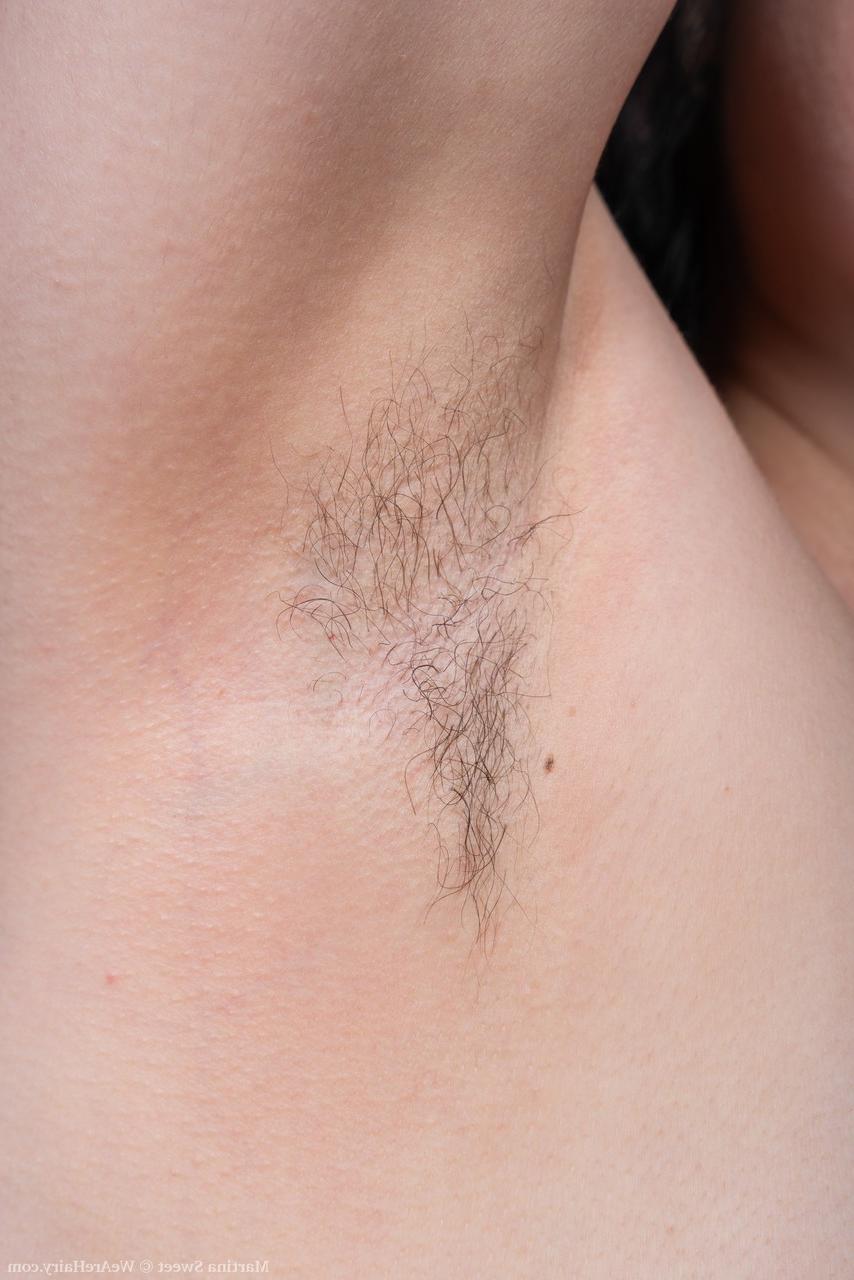 20P A morena querida Martina Sweet expõe suas axilas peludas e sua vulva em um solo