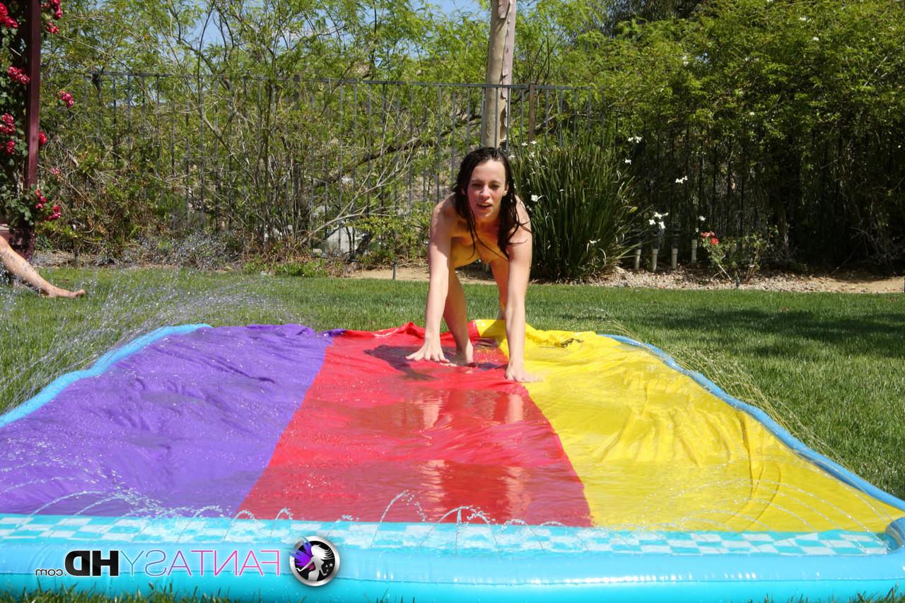 17P Die zierliche Teenagerin Veronica Radke zeigt ihre enge Muschi und wird mit Wasser bespritzt